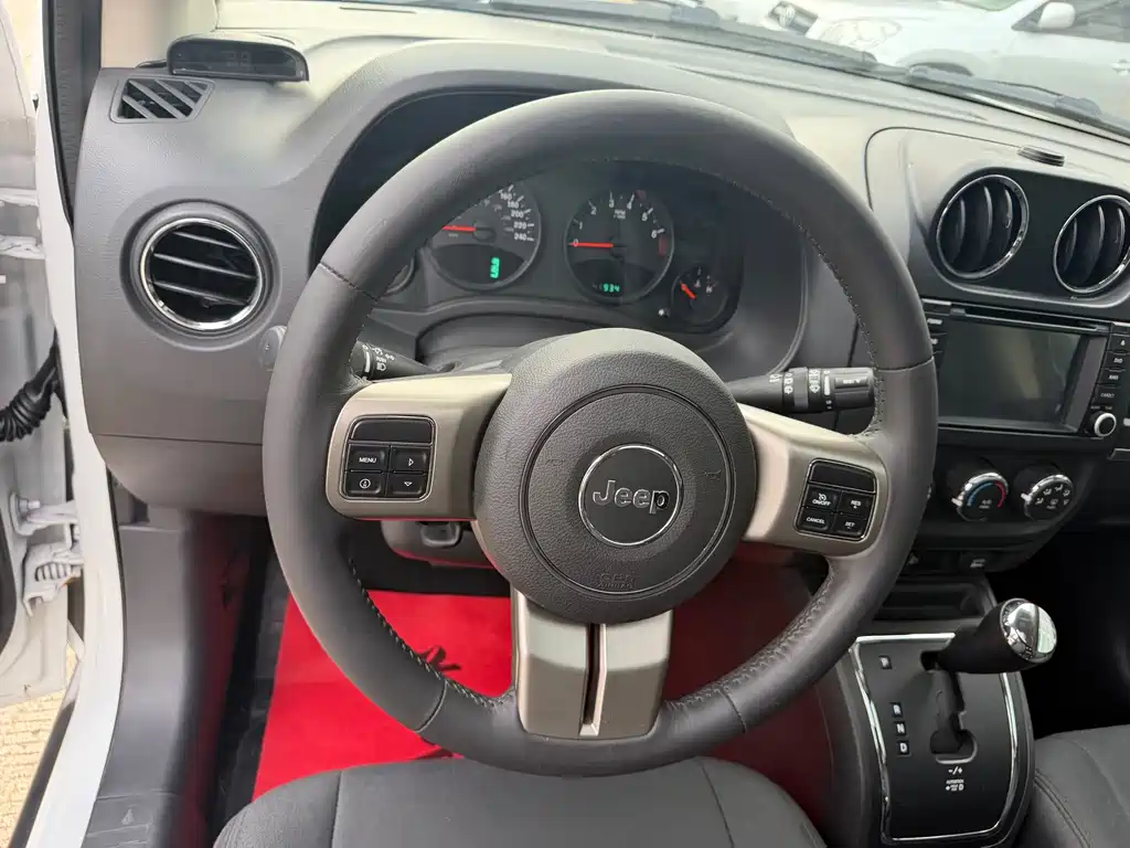 Jeep Compass (Import) 2.0L 2WD Luxury Edition, фото 11