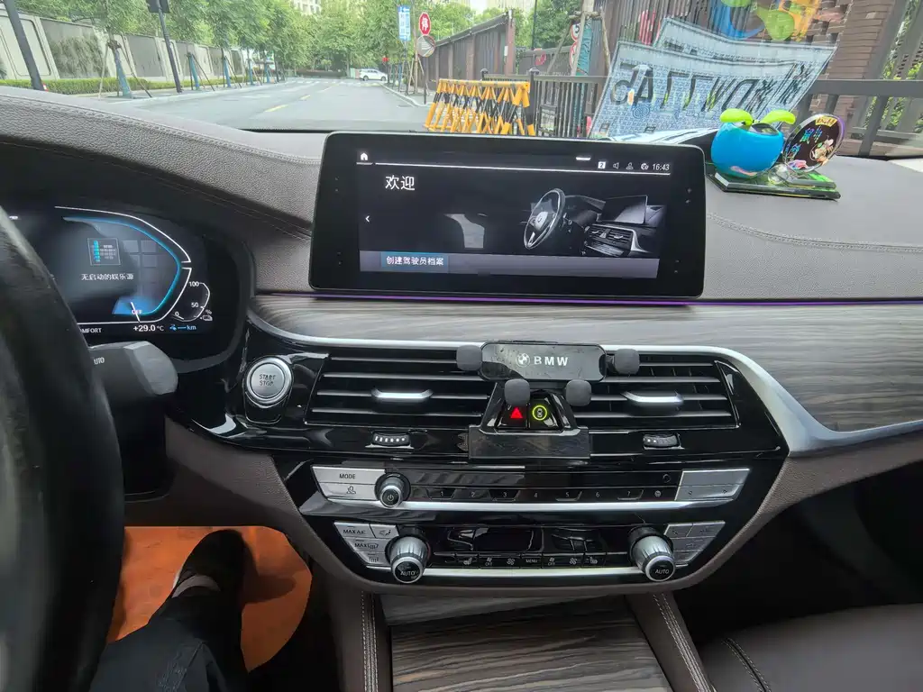 BMW 5 Series New Energy — миниатюра 15