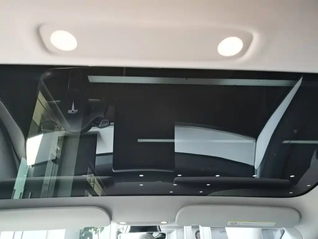 Tesla Model 3 — миниатюра 18