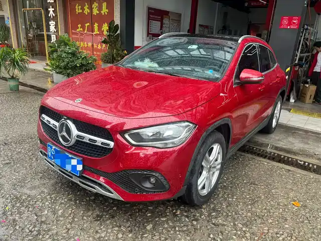 MERCEDES-BENZ GLA