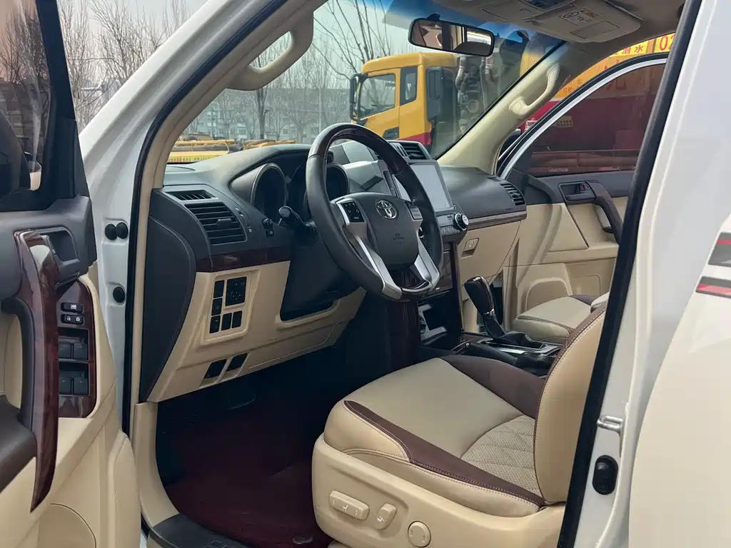 Toyota Land Cruiser Prado 2014 2.7L AT Luxury