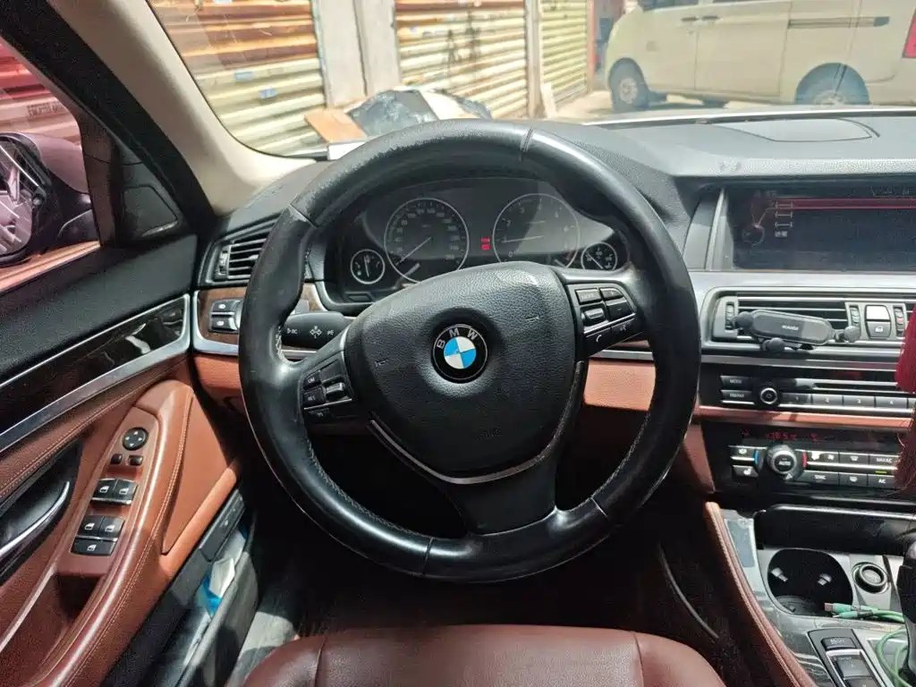 BMW 5 Series — миниатюра 6