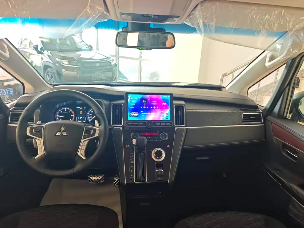 Mitsubishi Delica — миниатюра 5