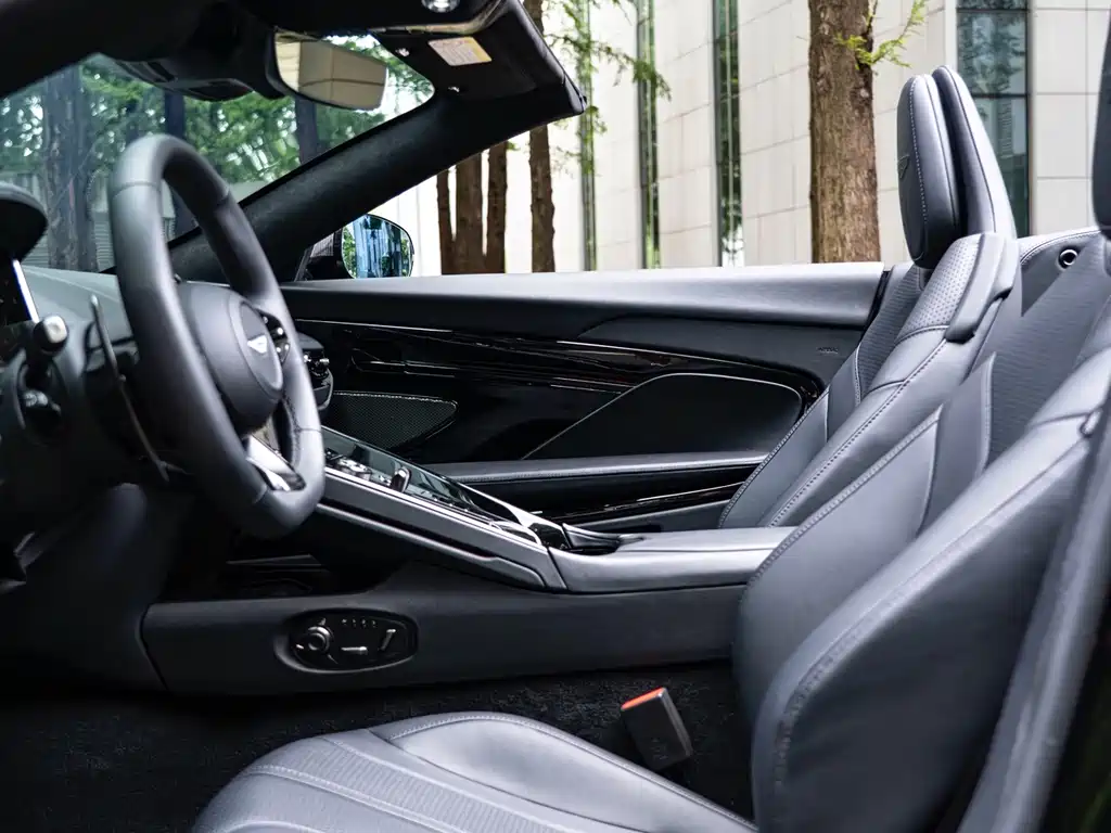 Aston Martin DB12 — миниатюра 25