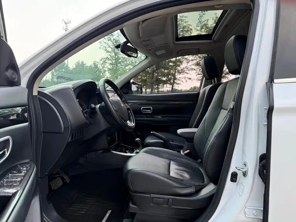 Mitsubishi Outlander 2.0L 2WD Premium Joy Edition 7 seats, фото 9