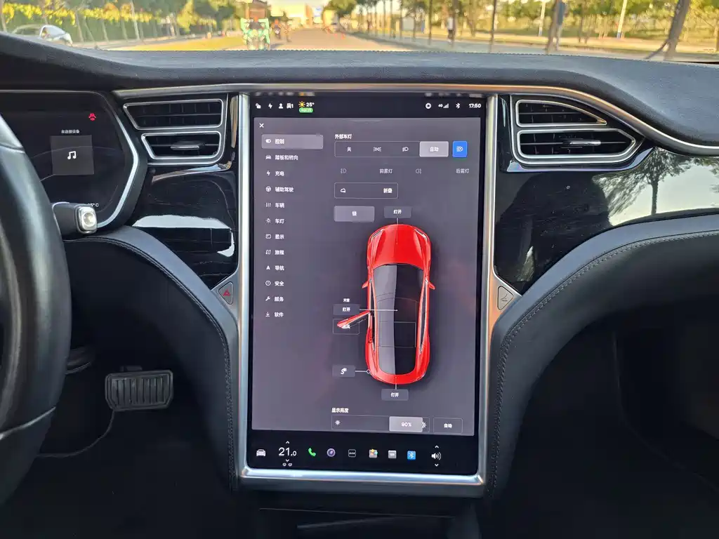Tesla Model S — миниатюра 14