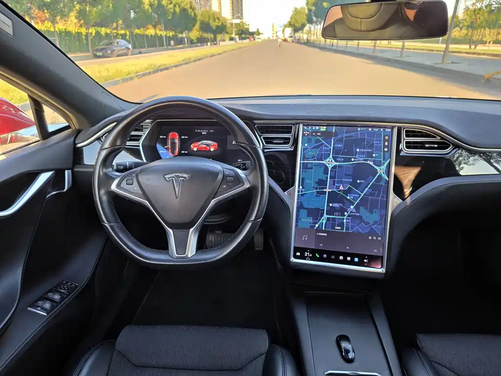 Tesla Model S — миниатюра 9