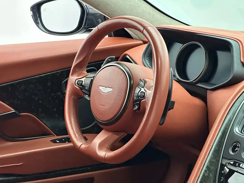 Aston Martin DB11 — миниатюра 16