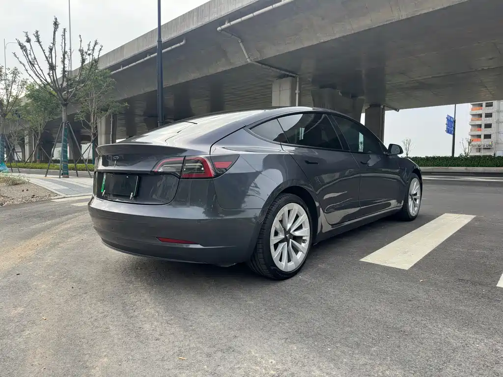 Tesla Model 3 — миниатюра 5