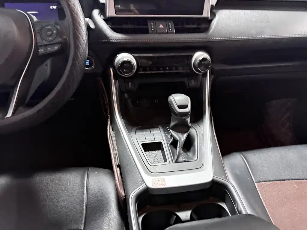 Toyota RAV4 - фото 12