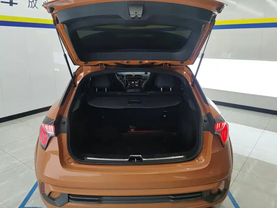 Lynk & Co 02 Hatchback — миниатюра 4