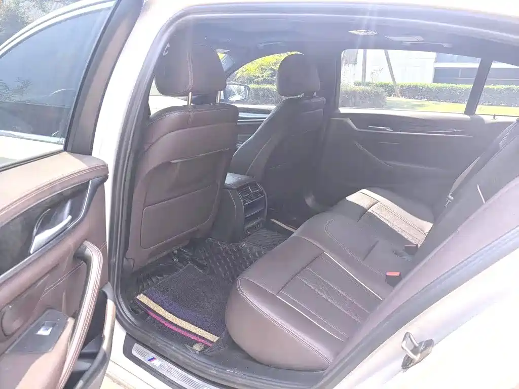 BMW 5 Series — миниатюра 7
