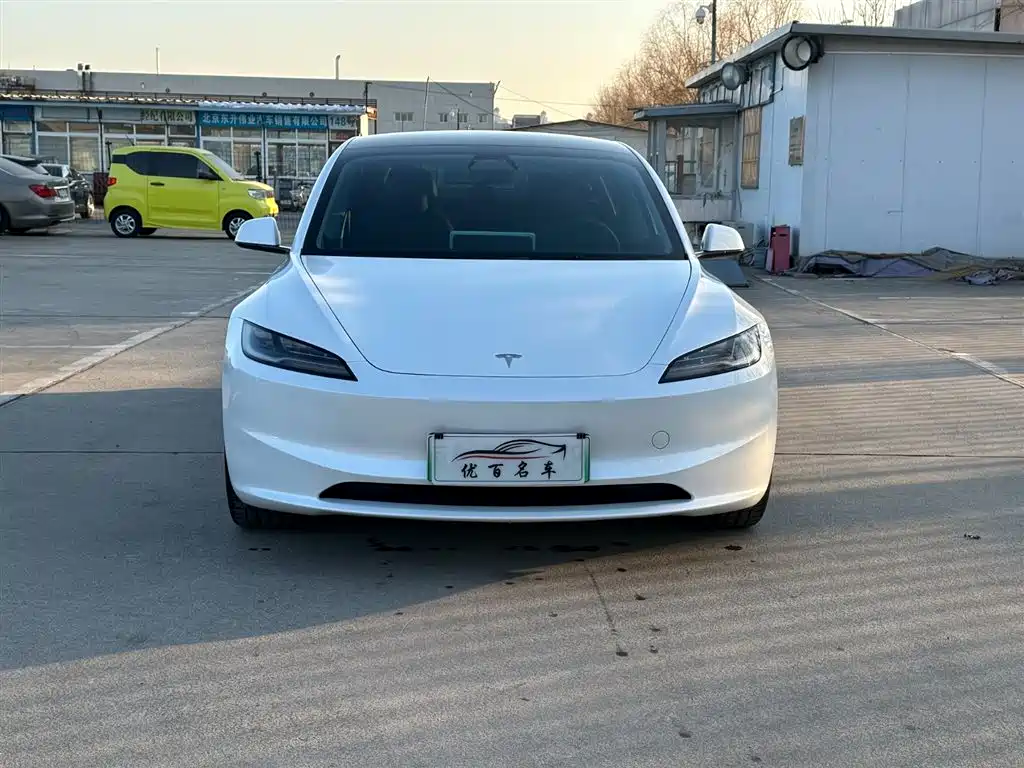 TESLA MODEL 3
