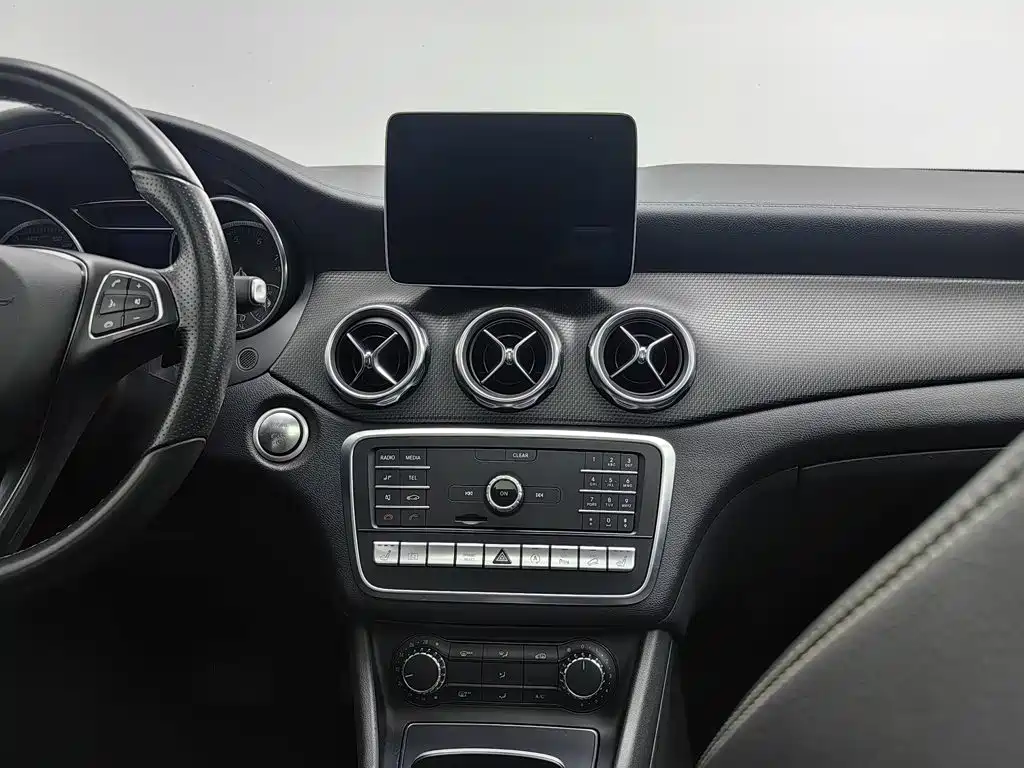 Mercedes-Benz GLA — миниатюра 12