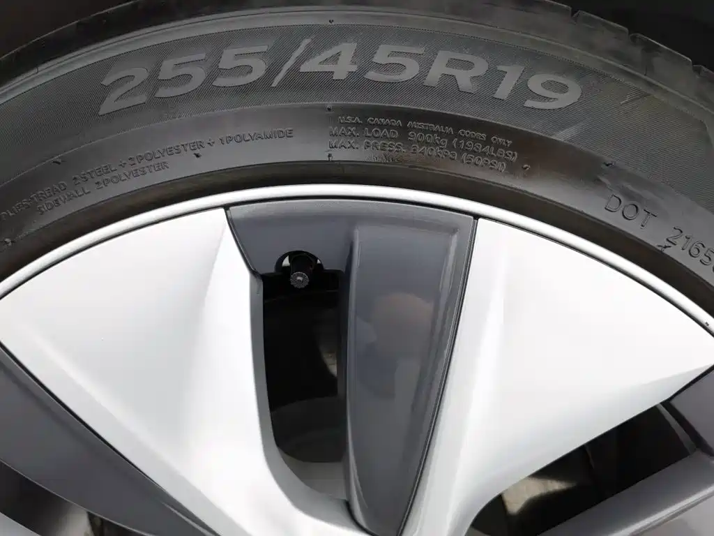 Tesla Model Y — миниатюра 24