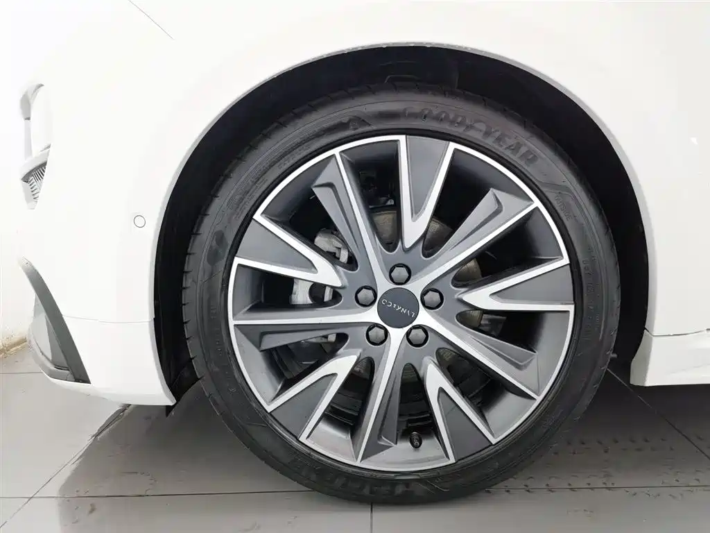 LYNK & CO. 02 HATCHBACK