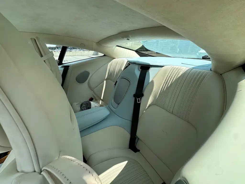 Aston Martin DB11 — миниатюра 15