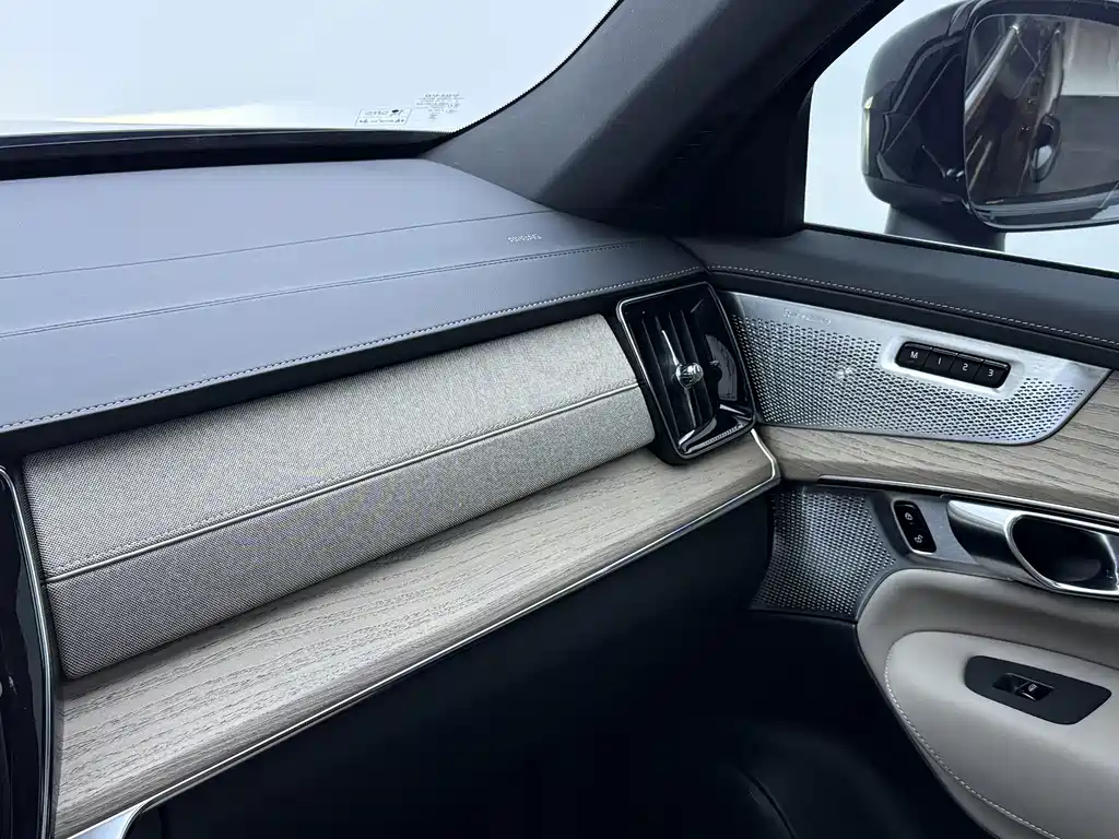 Volvo XC90 PHEV — миниатюра 28