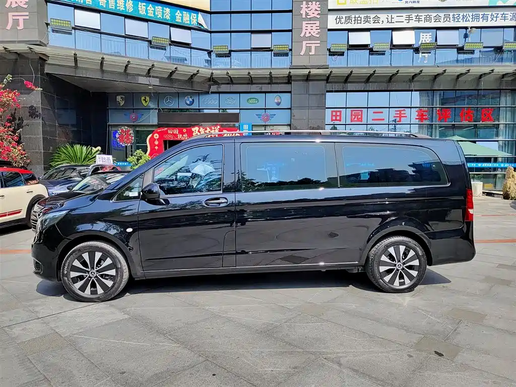 Mercedes-Benz Vito 2023 2.0T Elite 7 мест