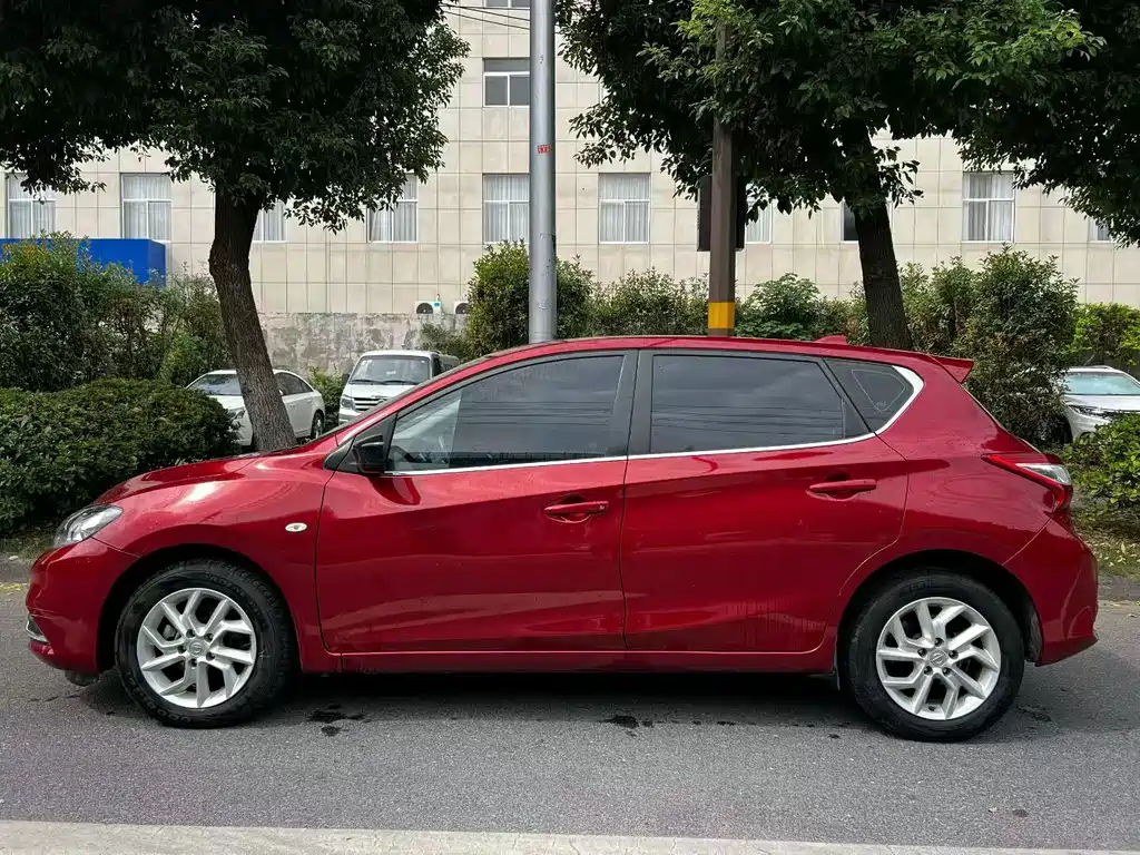 Nissan Tiida — миниатюра 3