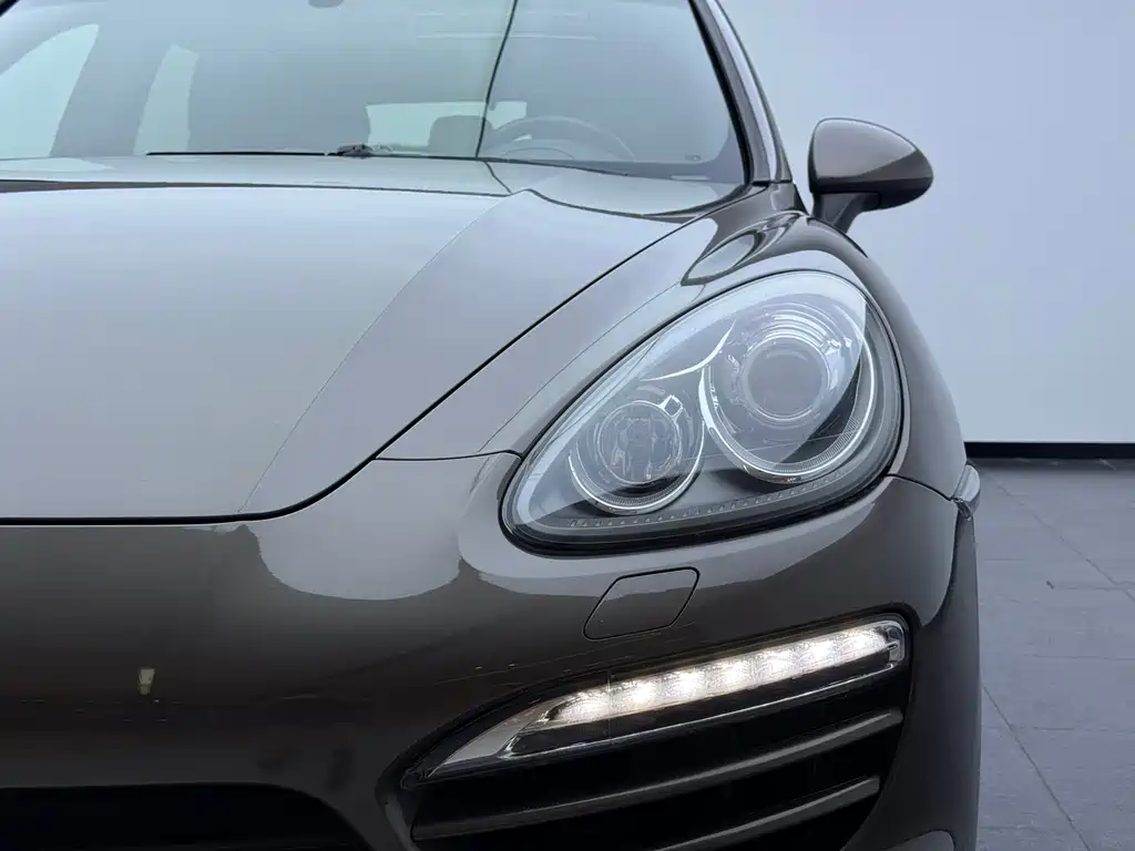 Porsche Cayenne — миниатюра 6