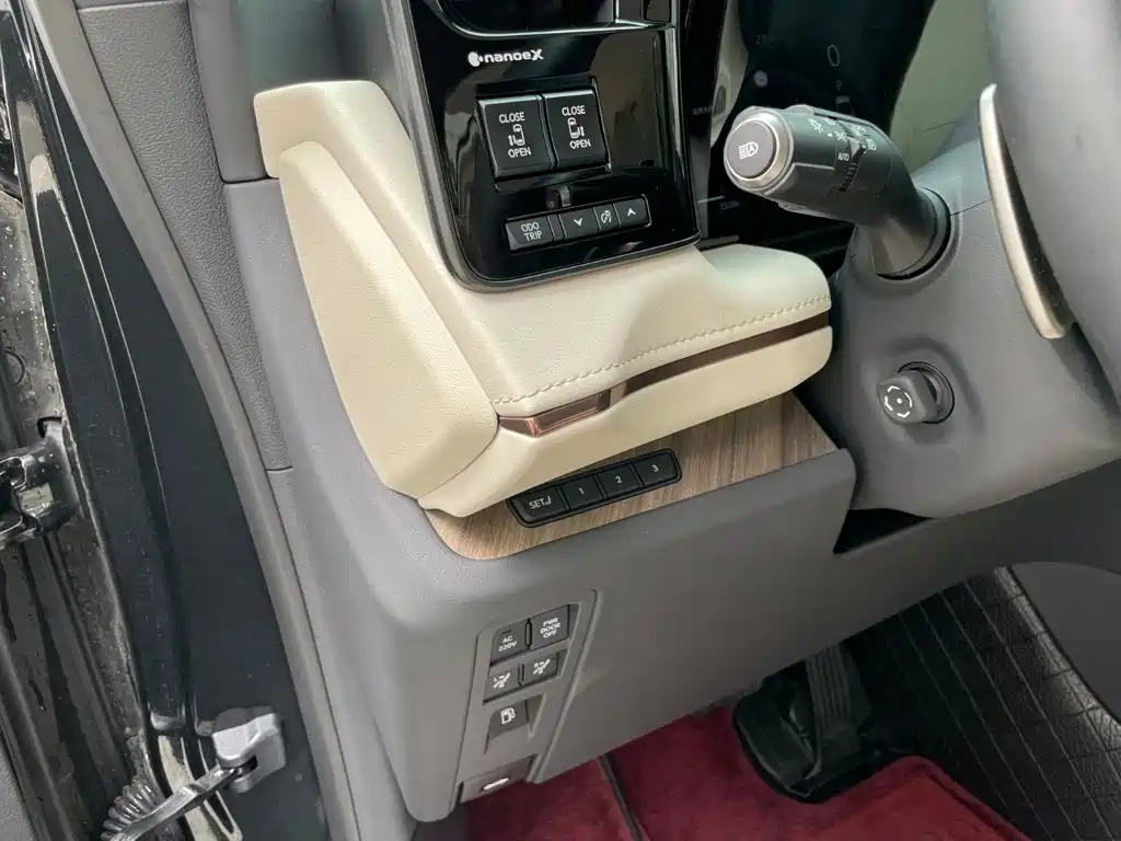 Lexus LM — миниатюра 13