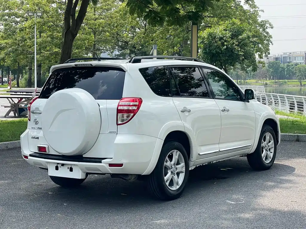 Toyota RAV4 — миниатюра 9