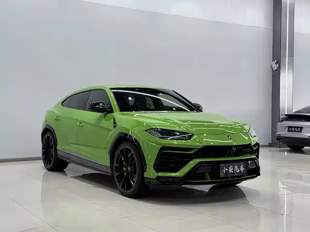 LAMBORGHINI URUS 2021