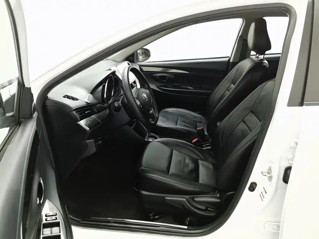 Toyota Yaris L — миниатюра 10