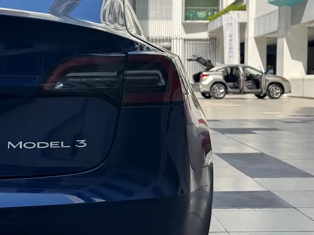 Tesla Model 3 — миниатюра 15