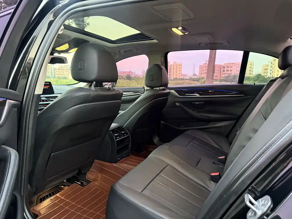 BMW 5 Series — миниатюра 7