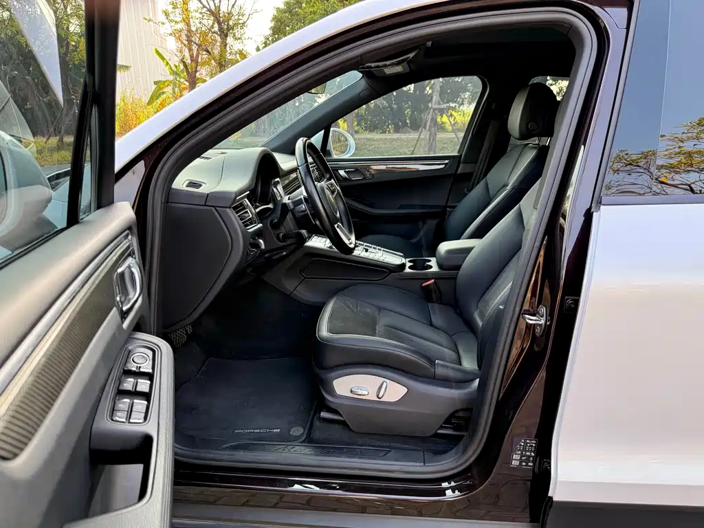 PORSCHE MACAN