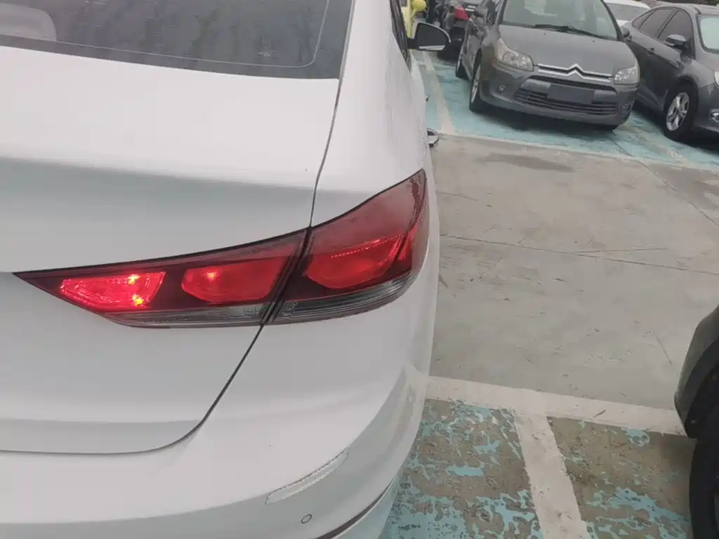 Hyundai Elantra — миниатюра 8