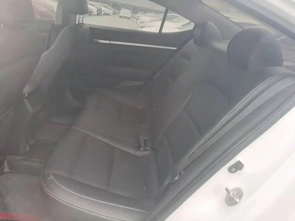 Hyundai Elantra — миниатюра 17