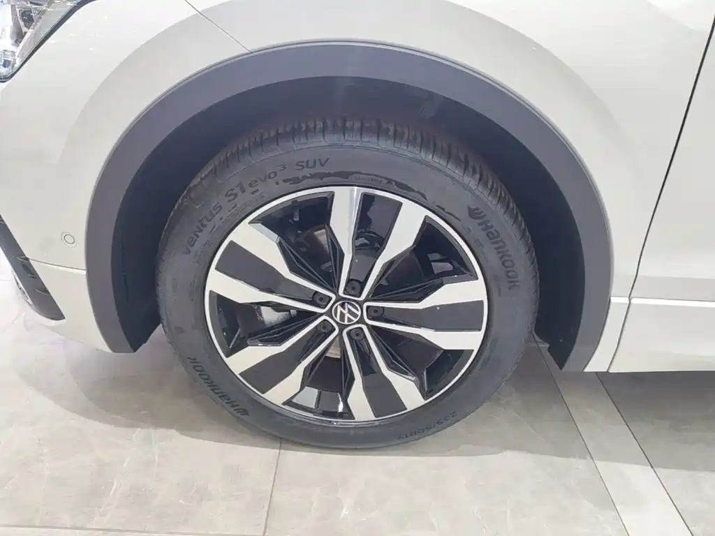 Volkswagen Tiguan L — миниатюра 23