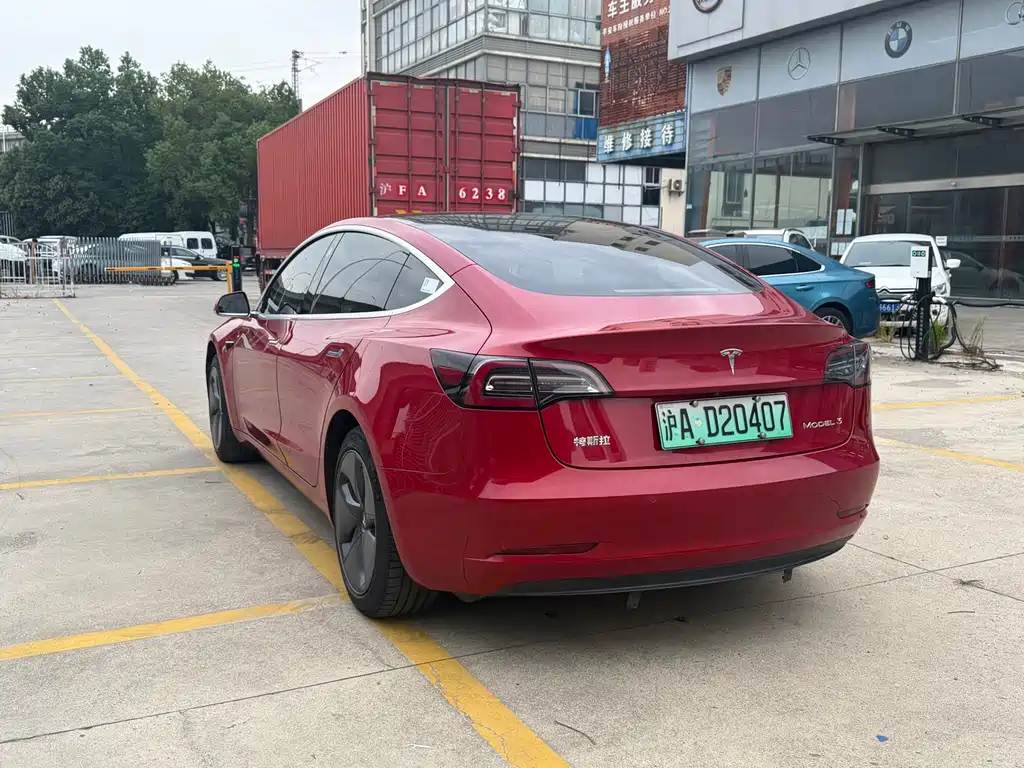 Tesla Model 3 — миниатюра 3