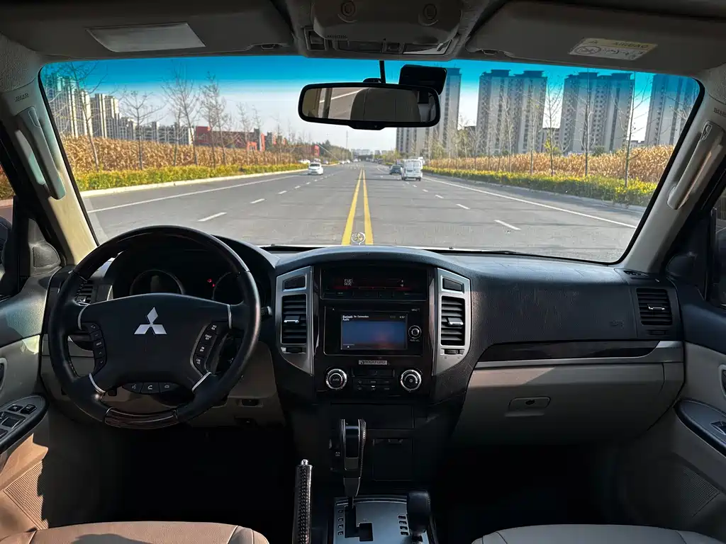 Mitsubishi Pajero (Import) — миниатюра 3