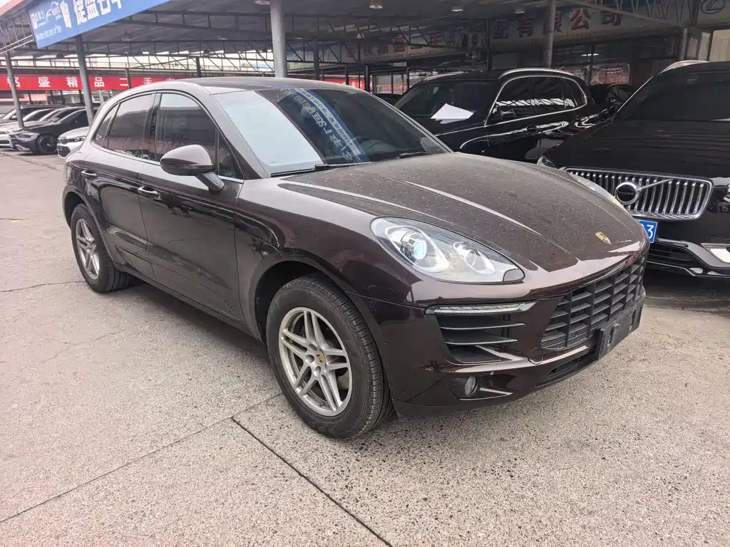 PORSCHE MACAN