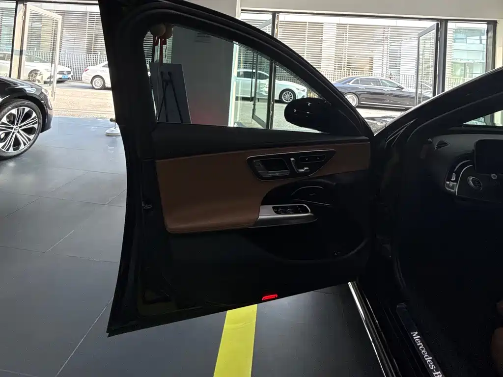 Mercedes-Benz E-Class — миниатюра 7