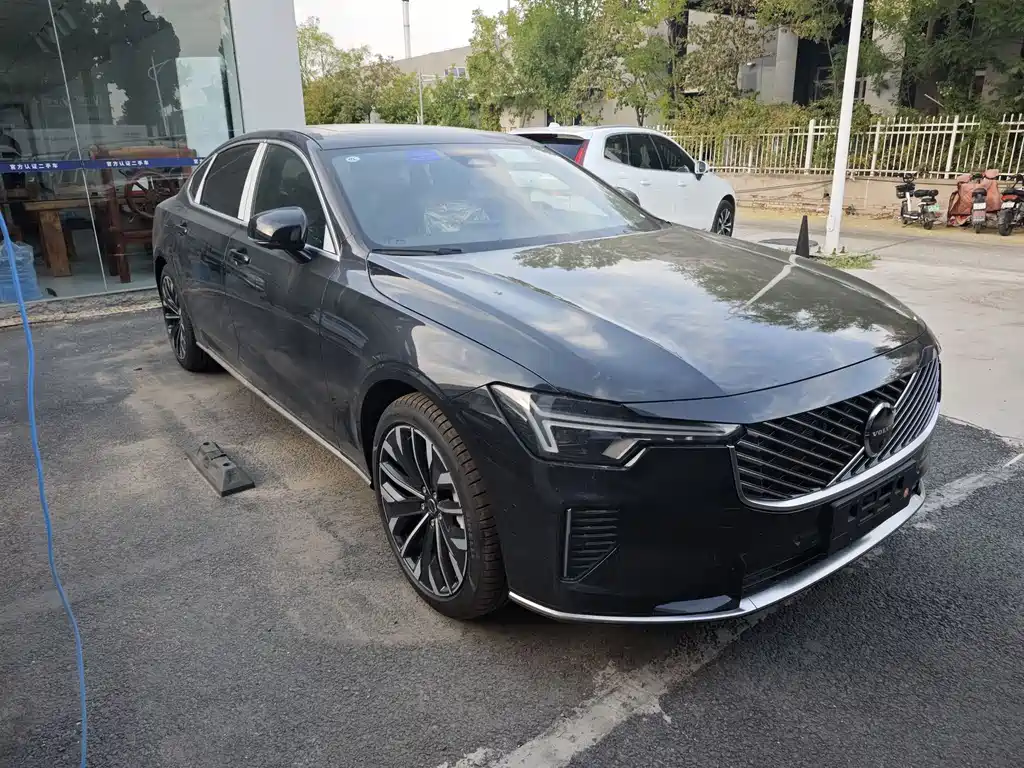 Volvo S90 2026 B5 Luxury