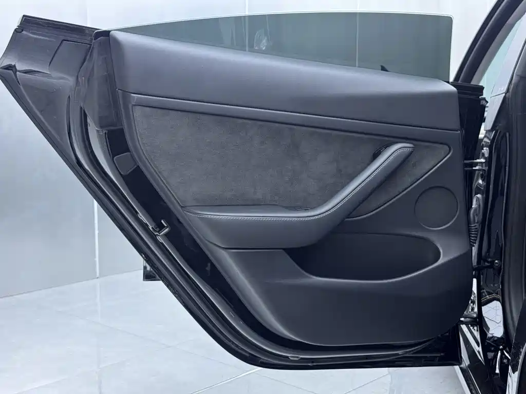 Tesla Model 3 — миниатюра 11