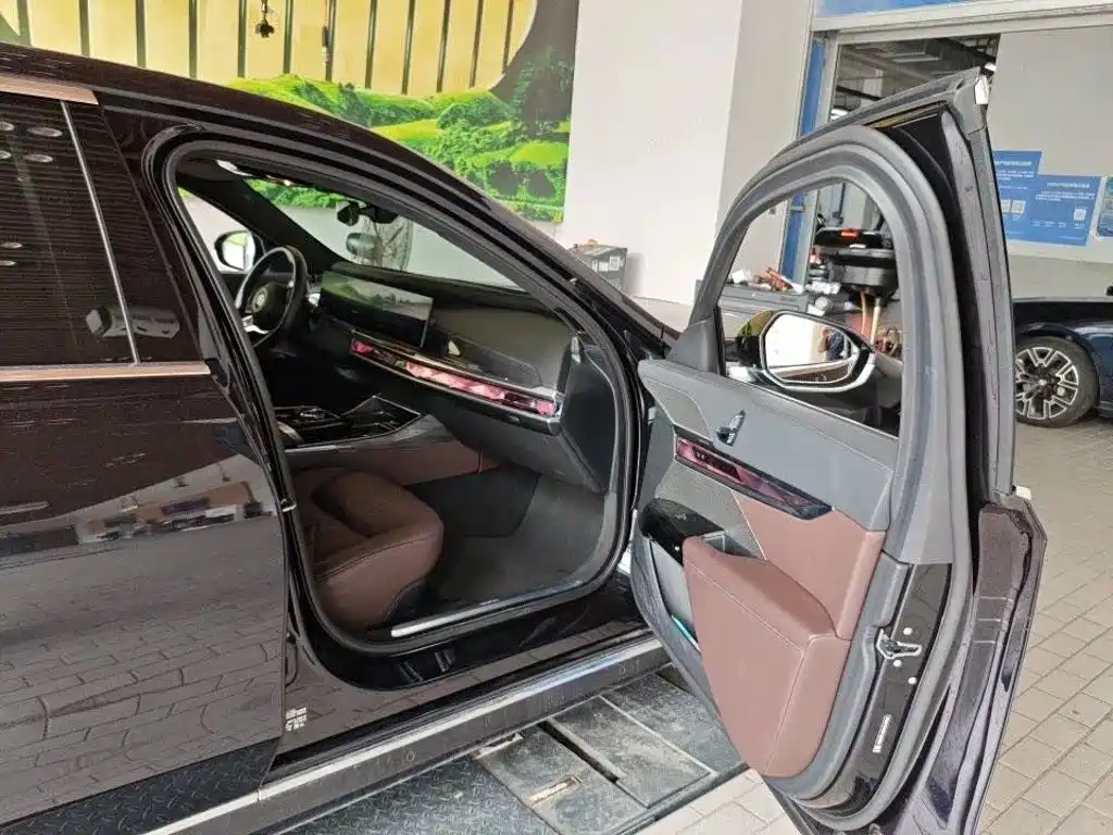 BMW 7 Series — миниатюра 6
