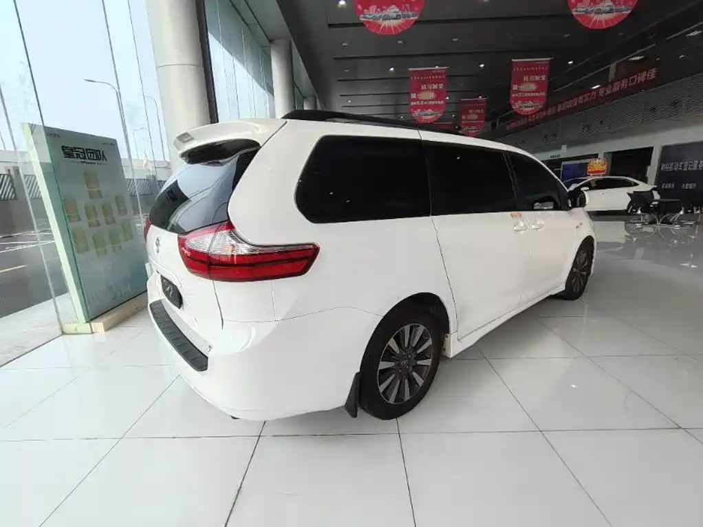 Toyota Sienna — миниатюра 4