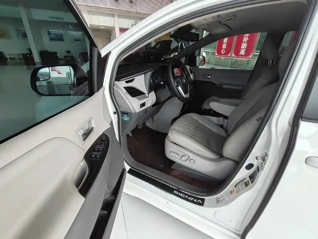 Toyota Sienna — миниатюра 5