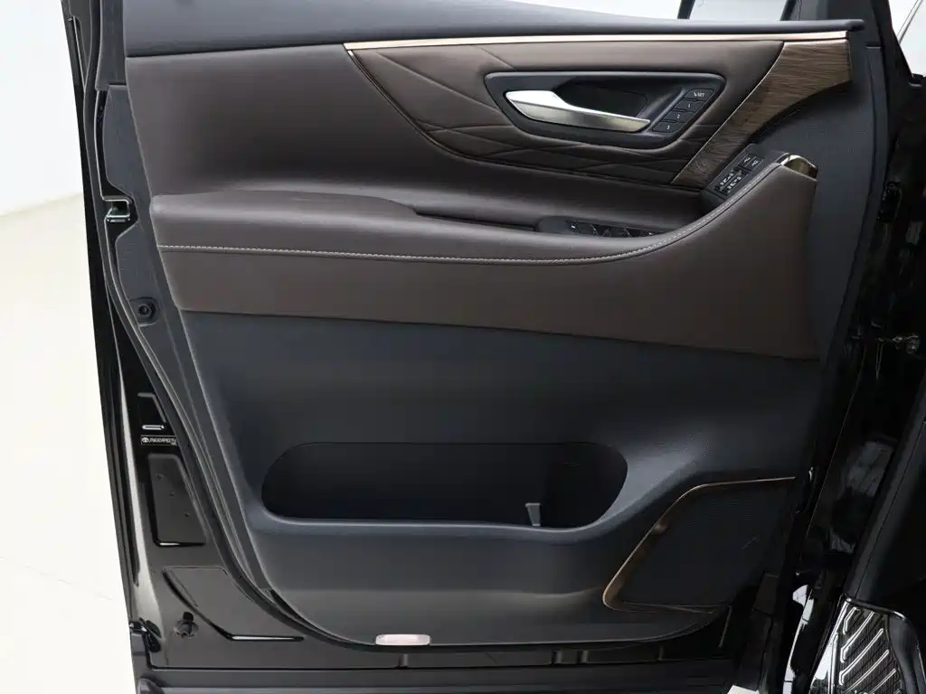 Toyota Alphard — миниатюра 4