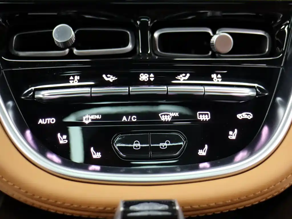 Aston Martin DBX — миниатюра 15