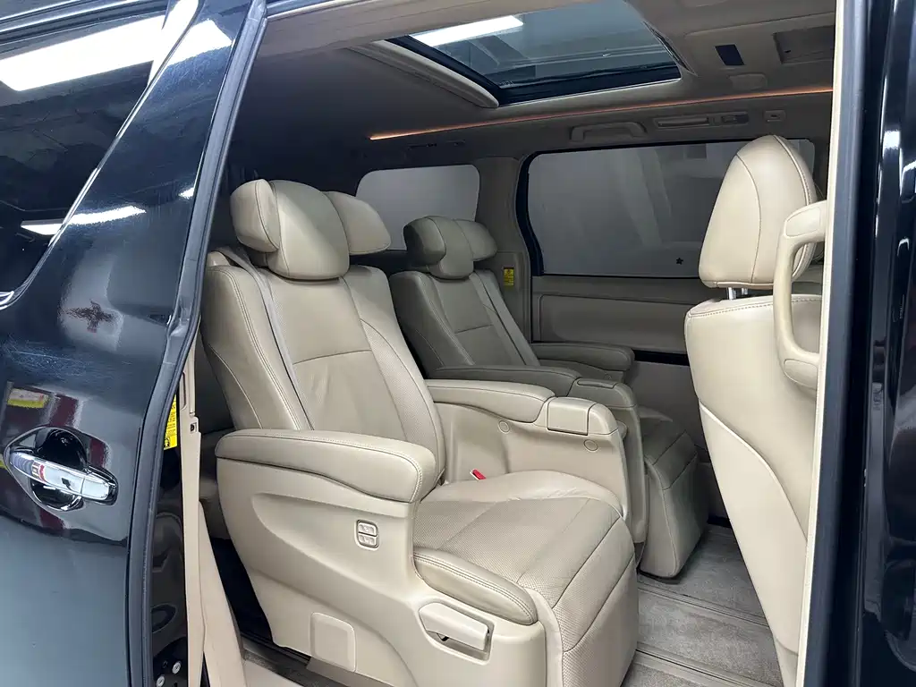 Toyota Alphard — миниатюра 9