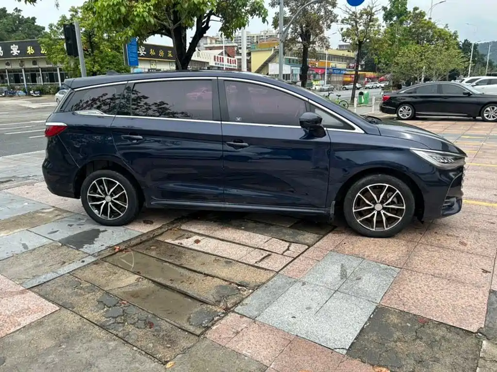 BYD MAX — миниатюра 8