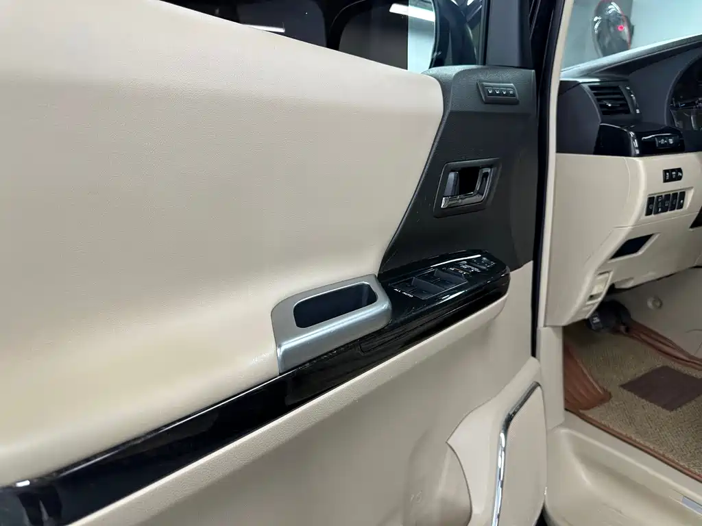 Toyota Alphard — миниатюра 14