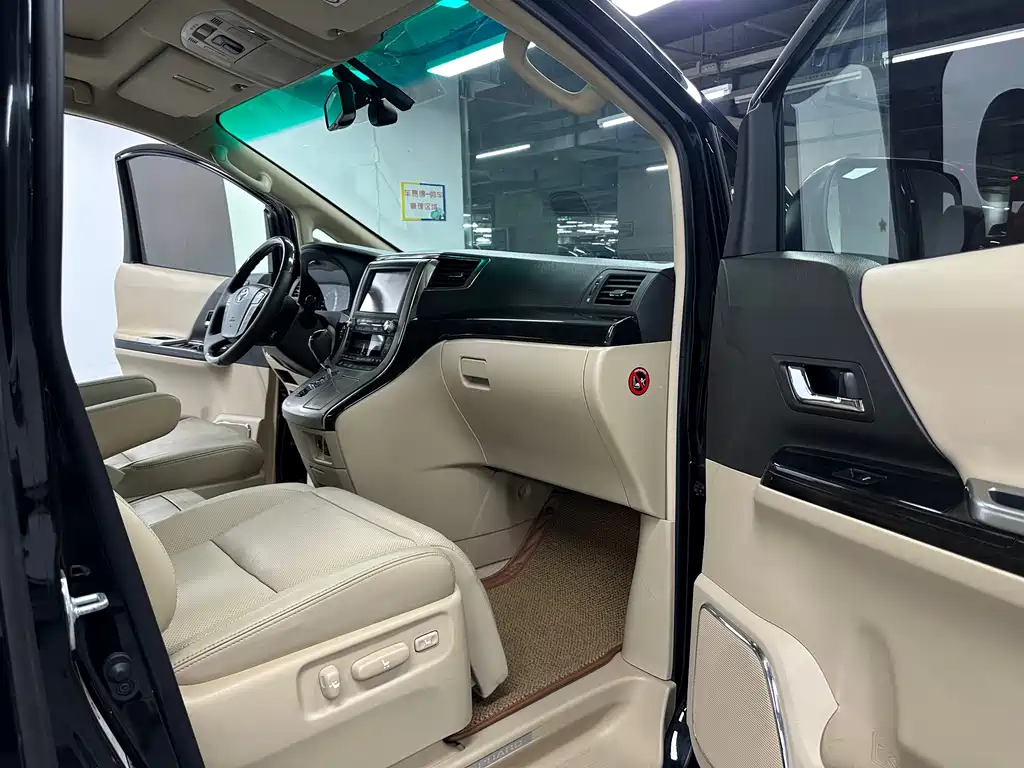 Toyota Alphard — миниатюра 12